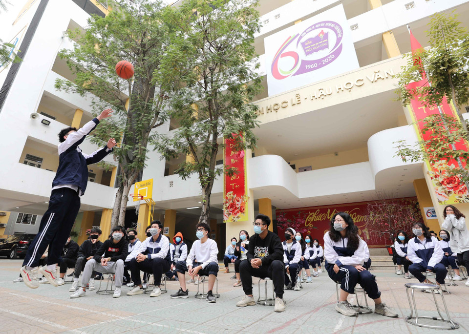 Trường THPT Trần Nhân Tông, quận Hai Bà Trưng (Hà Nội) thực hiện đo thân nhiệt, sát khuẩn tay cho cán bộ, giáo viên và học sinh mỗi khi ra, vào trường (ảnh chụp sáng 29/1). (Ảnh: Thanh Tùng/TTXVN)