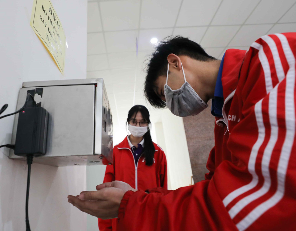 Sinh viên trường Đại học Bách khoa Hà Nội thực hiện nghiêm túc việc đeo khẩu trang (ảnh chụp sáng 29/1).(Ảnh: Thanh Tùng/TTXVN)