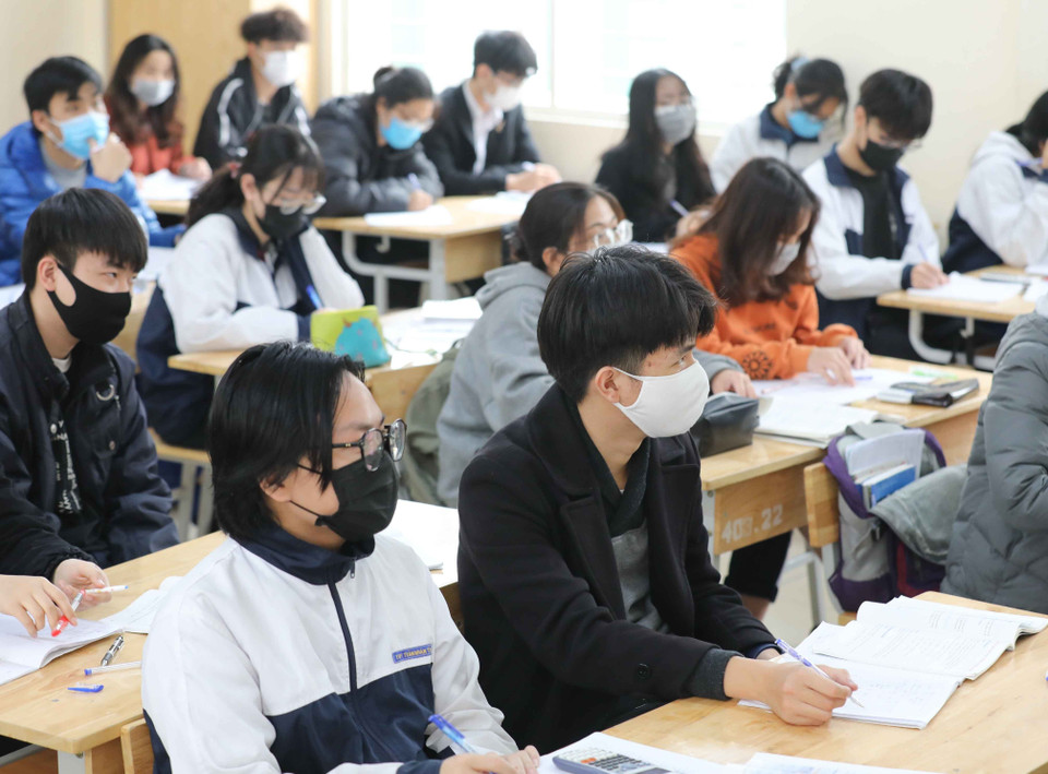 Trường THPT Trần Nhân Tông, quận Hai Bà Trưng (Hà Nội) thực hiện đo thân nhiệt, sát khuẩn tay cho cán bộ, giáo viên và học sinh mỗi khi ra, vào trường (ảnh chụp sáng 29/1). (Ảnh: Thanh Tùng/TTXVN)