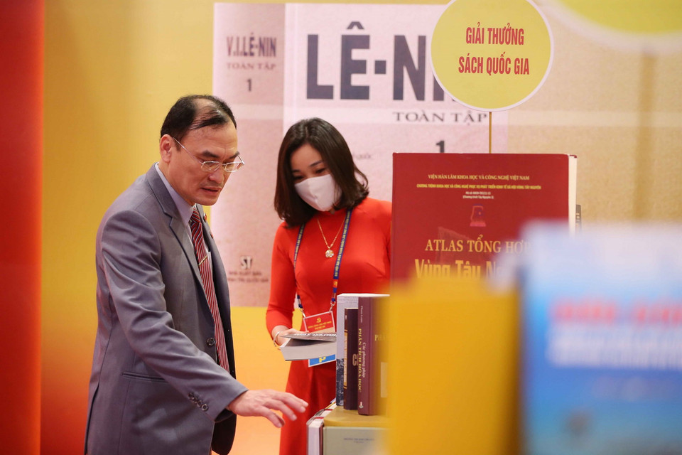 Trưng bày sách, báo, tạp chí phục vụ Đại hội XIII.(Ảnh: TTXVN)