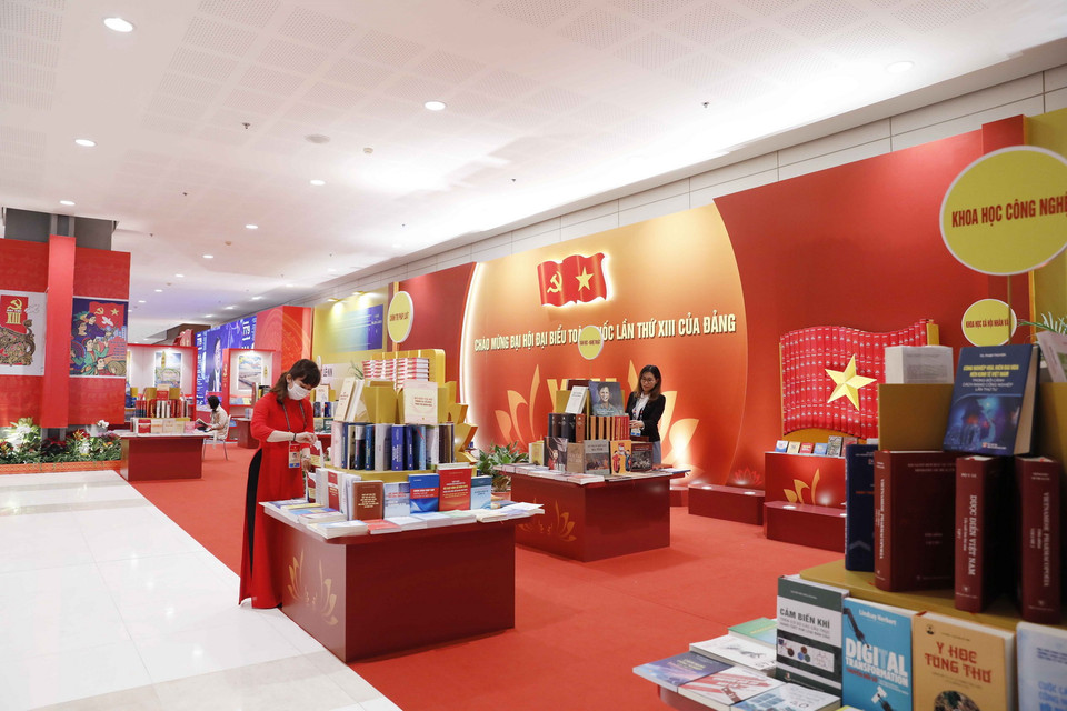 Trưng bày sách, báo, tạp chí phục vụ Đại hội XIII.(Ảnh: TTXVN)