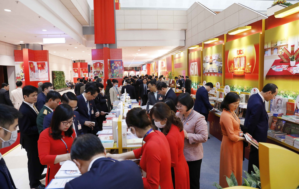 Trưng bày sách, báo, tạp chí phục vụ Đại hội XIII.(Ảnh: TTXVN)