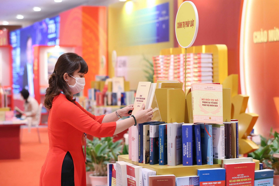 Trưng bày sách, báo, tạp chí phục vụ Đại hội XIII.(Ảnh: TTXVN)