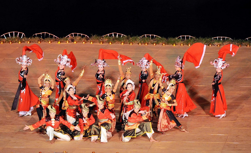 Đoàn nghệ thuật PA Talents (Singapore) biểu diễn trong đêm bế mạc. (Ảnh: Minh Đức/TTXVN)