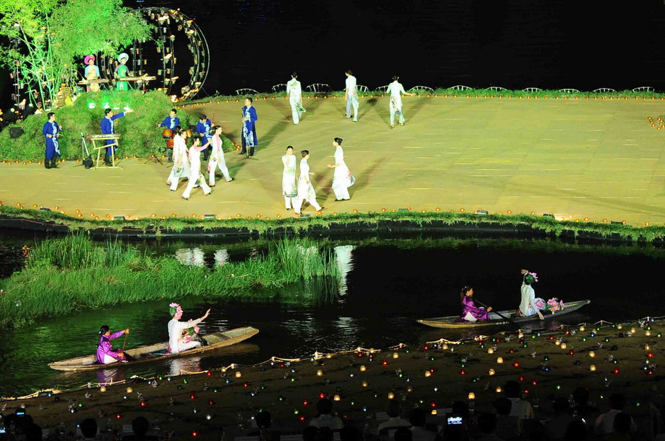 Tiết mục 'Phương Đông quyến rũ' do Nhóm 5 Dòng kẻ, nhóm Cỏ lạ và nhóm múa Sắc Việt biểu diễn trong đêm bế mạc. (Ảnh: Minh Đức/TTXVN)