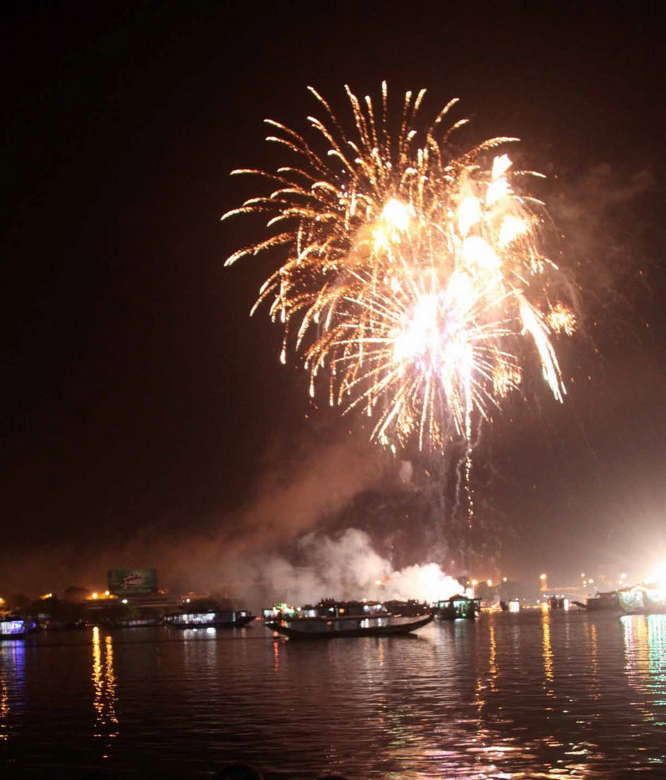 Bắn pháo hoa trên sông Hương trong đêm bế mạc. (Ảnh: Quốc Việt/TTXVN)