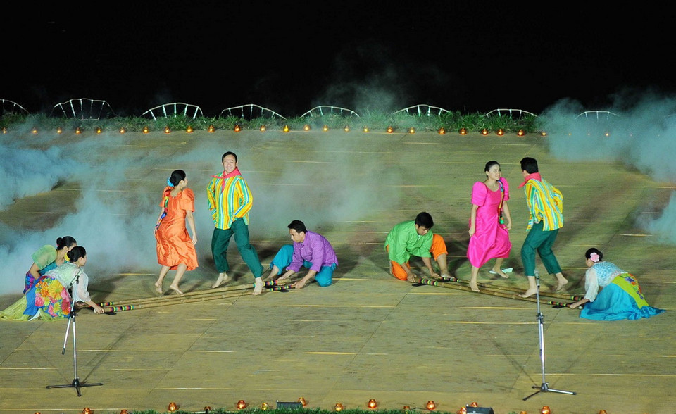 Đoàn nghệ thuật Bayanihan (Philippines) biểu diễn trong đêm bế mạc. (Ảnh: Minh Đức/TTXVN)