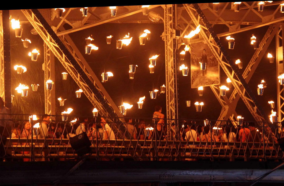 Cầu Trường Tiền rực rỡ nghệ thuật sắp đặt lửa của đoàn Carabosse (Pháp), thu hút đông đảo nhân dân và khách du lịch đến thưởng ngoạn trong đêm bế mạc. (Ảnh: Quốc Việt/TTXVN)