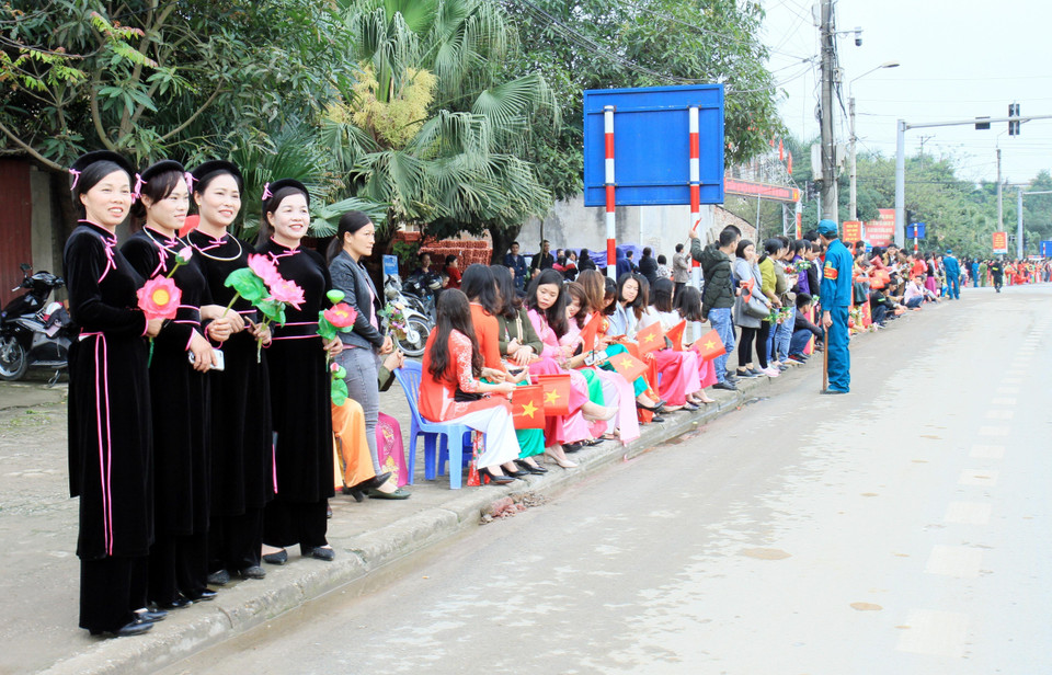 Đồng bào dân tộc Tày rực rỡ trong trang phục truyền thống chờ đón, tiễn Chủ tịch Triều Tiên Kim Jong-un. (Ảnh: Thái Thuần/TTXVN)