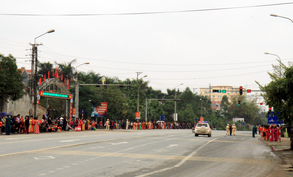 Người dân tập trung tại ngã tư thành phố Lạng Sơn, thị trấn Cao Lộc để chờ đón, tiễn Chủ tịch Triều Tiên Kim Jong-un. (Ảnh: Thái Thuần/TTXVN)