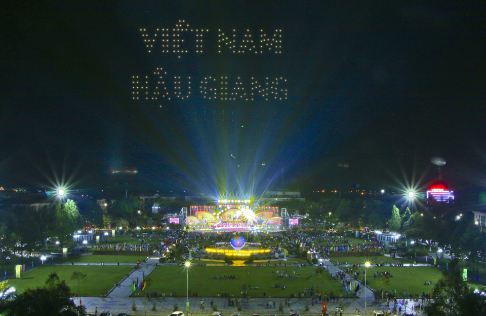 Sử dụng máy bay không người lái tạo chữ tại lễ khai mạc. (Ảnh: Duy Khương/TTXVN)