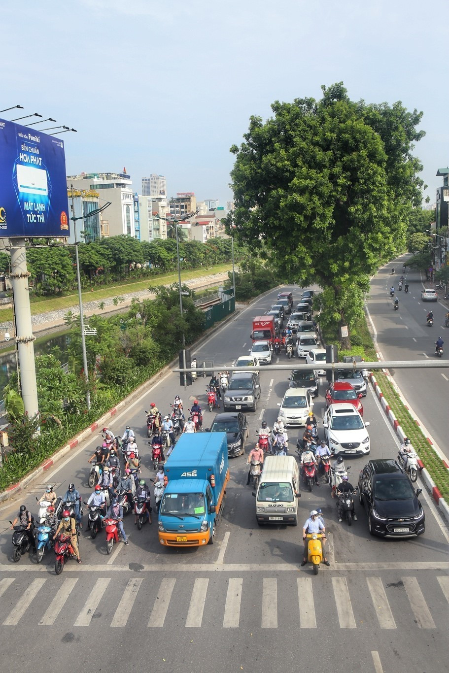Đường Láng vẫn đông phương tiện tham gia giao thông (ảnh chụp lúc 8h15). (Ảnh: Tuấn Đức/TTXVN)