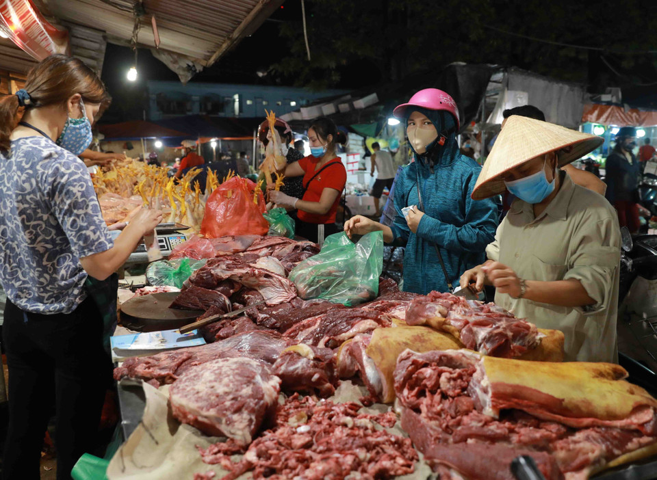 Người dân chọn mua thực phẩm tại chợ đầu mối Minh Khai. (Ảnh: Vũ Sinh/TTXVN)