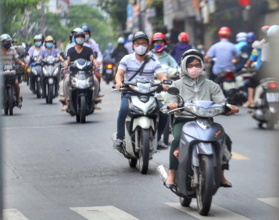 Phố Đê La Thành, quận Đống Đa vẫn tấp nập phương tiện tham gia giao thông (ảnh chụp lúc 8h13). (Ảnh: Tuấn Đức/TTXVN)