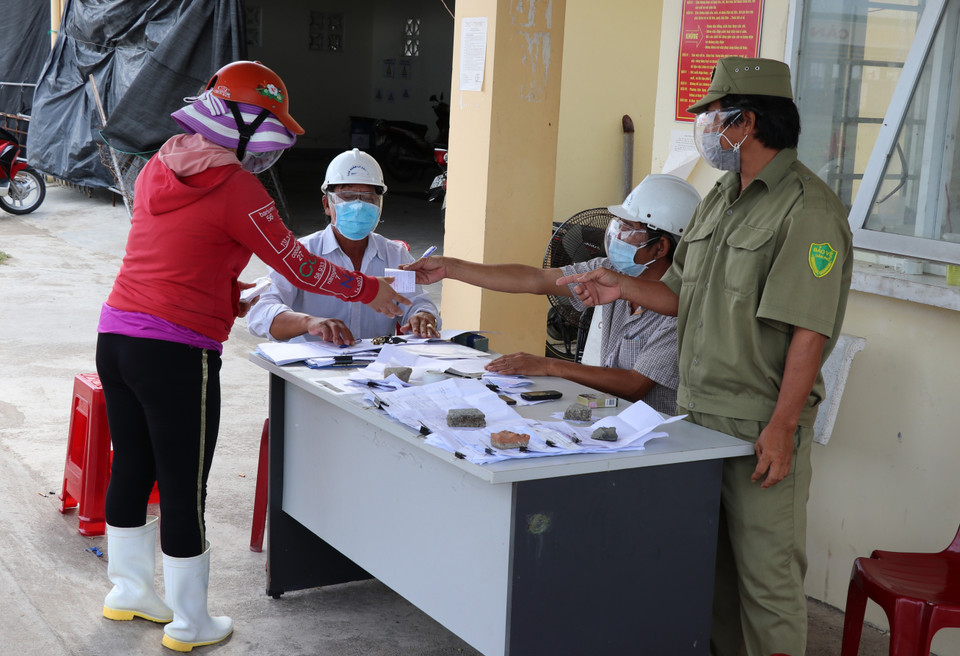 Lao động vào cảng phải xuất trình giấy xét nghiệm âm tính. (Ảnh: Phạm Cường/TTXVN)