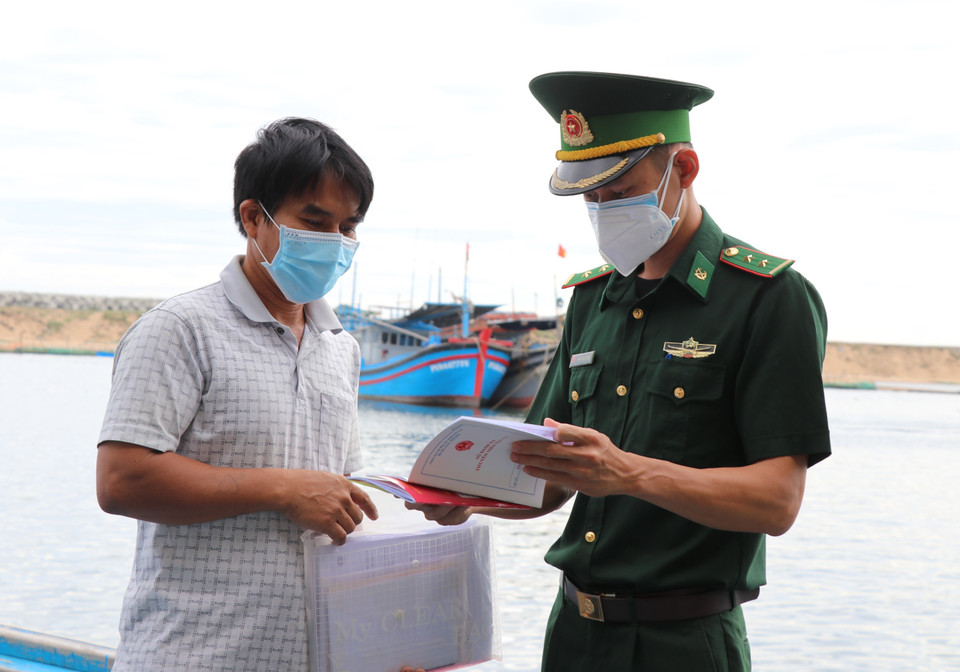 Thành viên Tổ phòng chống dịch Đồn biên phòng Hòa Hiệp Nam kiểm tra tàu cá PY94544TS do ông Đặng Văn Cường làm thuyền trưởng. (Ảnh: Phạm Cường/TTXVN)