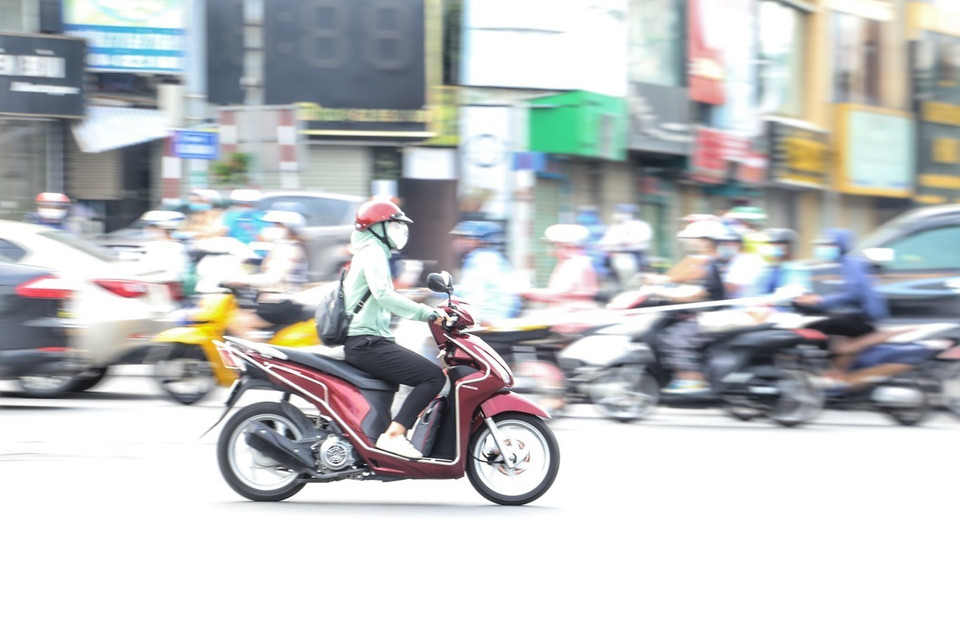Tại phố Ô Chợ Dừa, quận Đống Đa, lượng phương tiện tham gia giao thông vào đầu giờ đi làm vẫn đông (ảnh chụp lúc 8h 7). (Ảnh: Tuấn Đức/TTXVN)