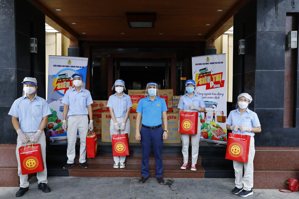 Phó Chủ tịch Liên đoàn Lao động thành phố Hà Nội Lê Đình Hùng trao quà cho công nhân đang cách ly tại khách sạn Hà Anh. (Ảnh: Minh Đức/TTXVN)