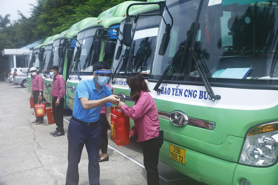 Phó Chủ tịch Liên đoàn Lao động thành phố Hà Nội Lê Đình Hùng trao quà cho công nhân lao động Công ty Du lịch Vận tải Bảo Yến. (Ảnh: Minh Đức/TTXVN)