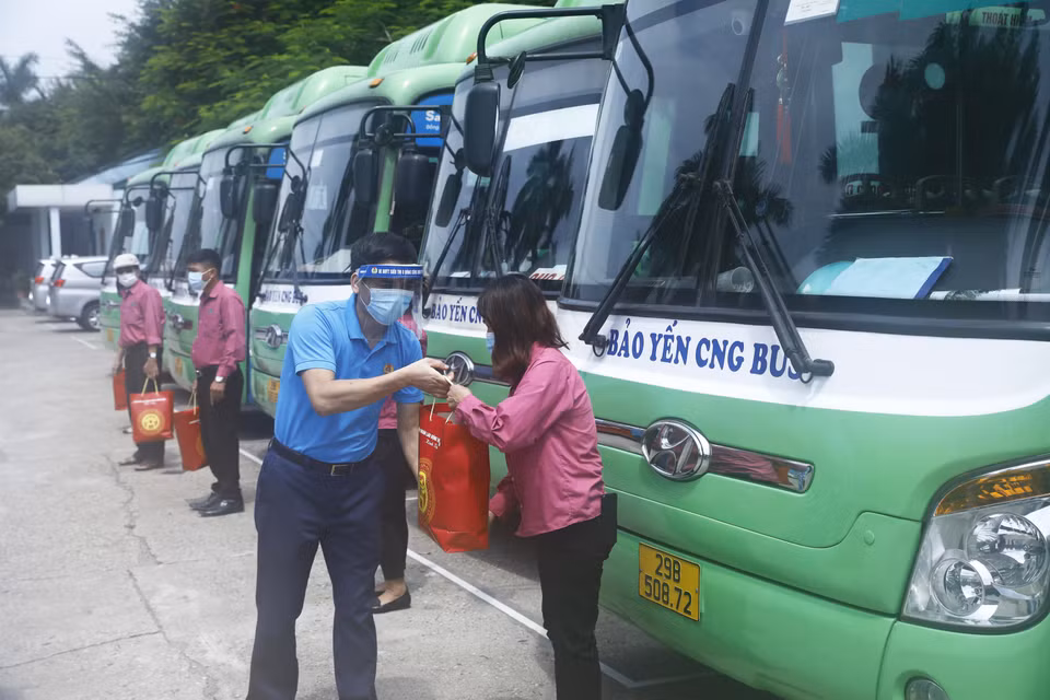 Phó Chủ tịch Liên đoàn Lao động thành phố Hà Nội Lê Đình Hùng trao quà cho công nhân lao động Công ty Du lịch Vận tải Bảo Yến. (Ảnh: Minh Đức/TTXVN)