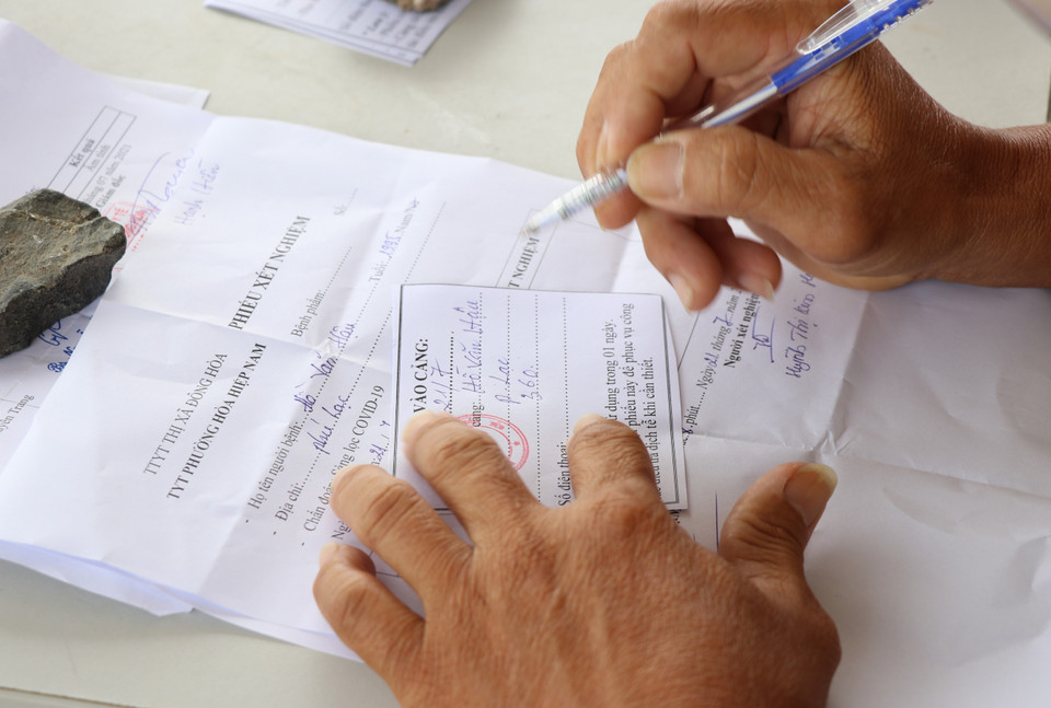 Lao động vào cảng cá Phú Lạc phải xuất trình giấy xét nghiệm âm tính. (Ảnh: Phạm Cường/TTXVN)