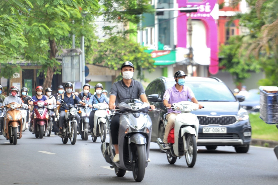 Tại phố Hoàng Cầu, vẫn có đông phương tiện tham gia giao thông vào đầu giờ đi làm (ảnh chụp lúc 7h56). (Ảnh: Tuấn Đức/TTXVN)