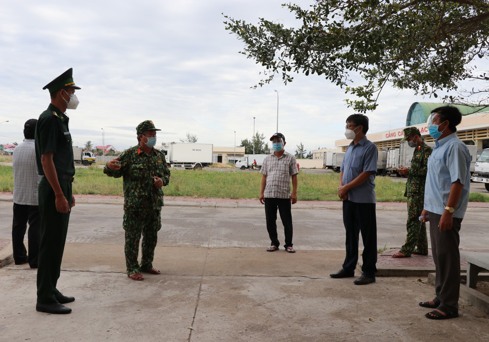 Đại tá Nguyễn Thanh Tùng (thứ 3 từ trái), Phó Chỉ huy trưởng Bộ Chỉ huy Quân sự tỉnh, Trưởng Tiểu ban truy vết COVID-19 tỉnh Phú Yên, kiểm tra công tác phòng chống dịch tại cảng cá Phú Lạc. (Ảnh: Phạm Cường/TTXVN)