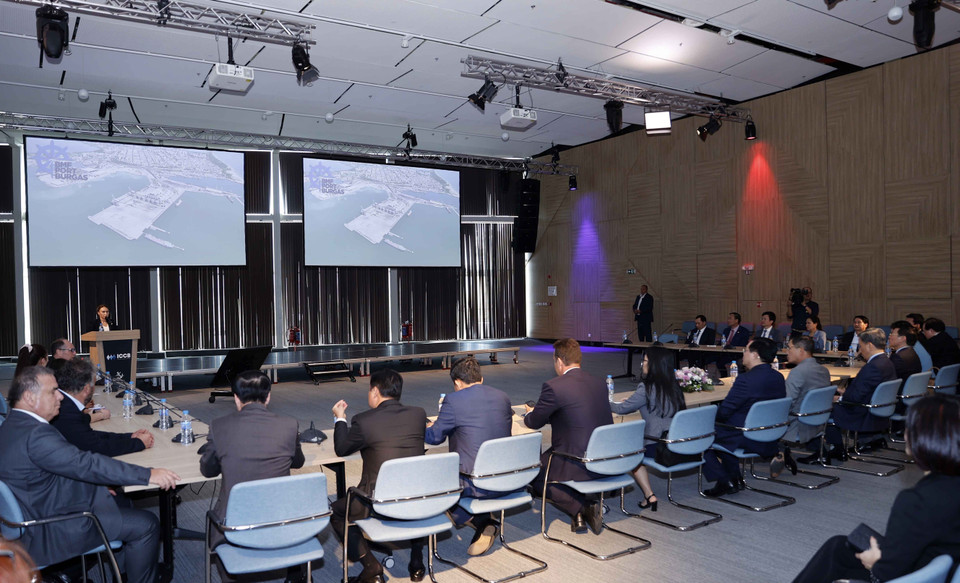 Chiều 26/9 (giờ địa phương), tại thành phố Burgas, Chủ tịch Quốc hội Vương Đình Huệ và đoàn đại biểu cấp cao Việt Nam thăm cảng Burgas. (Ảnh: Doãn Tấn/TTXVN)