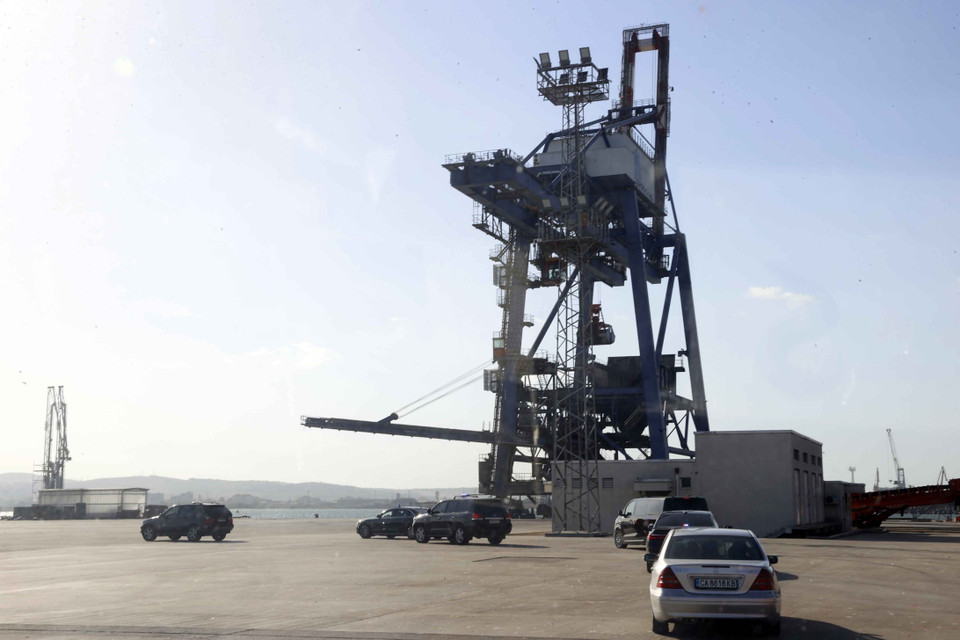 Đoàn xe của Chủ tịch Quốc hội Vương Đình Huệ thăm cảng Burgas. (Ảnh: Doãn Tấn/TTXVN)