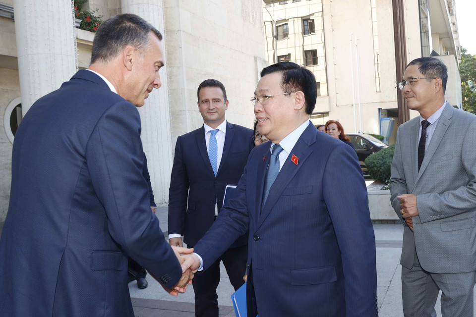 Chủ tịch Quốc hội Vương Đình Huệ và ông Dimitar Nikolov, Thị trưởng thành phố Burgas.(Ảnh: Doãn Tấn/TTXVN)