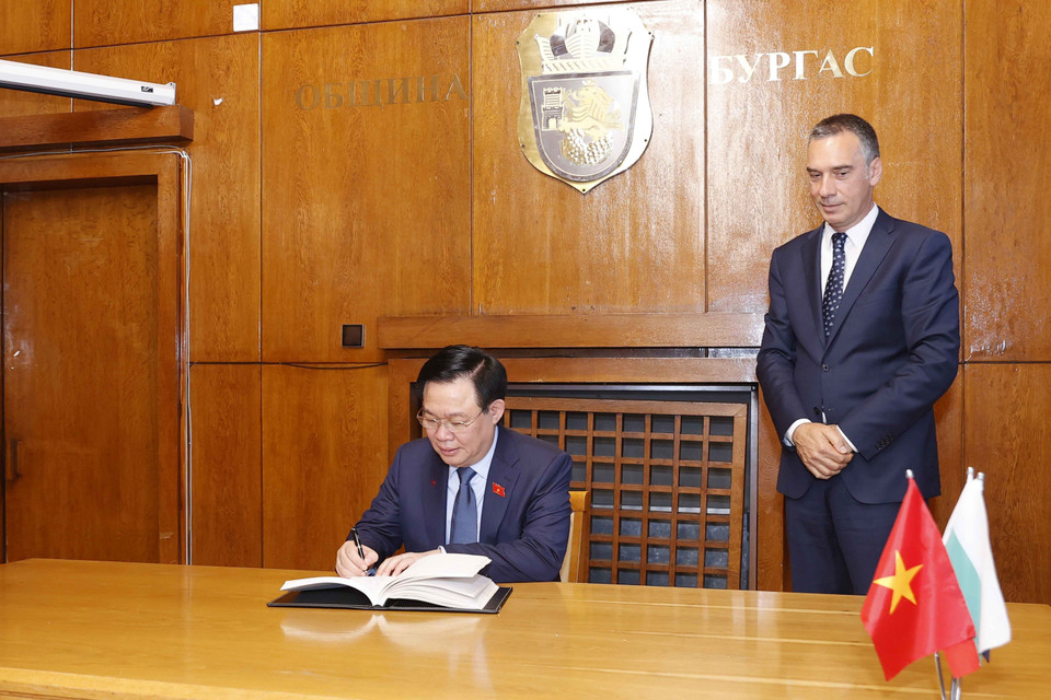 Chủ tịch Quốc hội Vương Đình Huệ viết lưu bút tại Tòa thị chính Burgas. (Ảnh: Doãn Tấn/TTXVN)