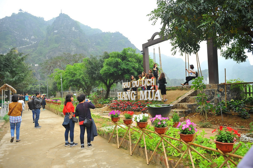 Du khách tham quan Hang Múa. (Ảnh: Minh Đức/TTXVN)