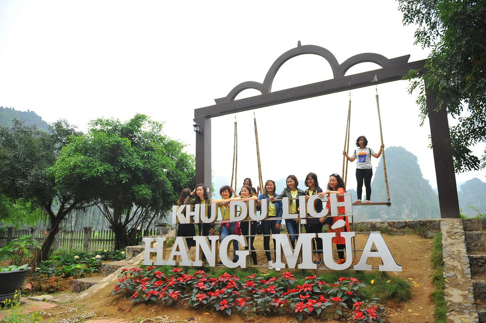 Du khách tham quan Hang Múa. (Ảnh: Minh Đức/TTXVN)