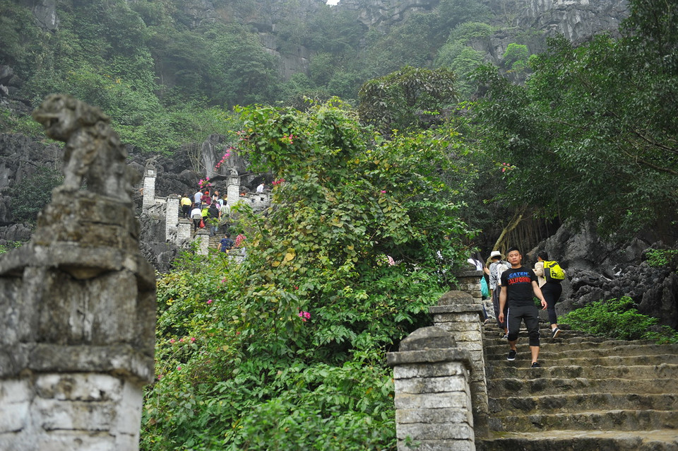 Hai bên bậc thang được trang trí công phu trên đá với hình rồng hoặc phượng được chạm khắc theo nghệ thuật thời Trần. (Ảnh: Minh Đức/TTXVN)