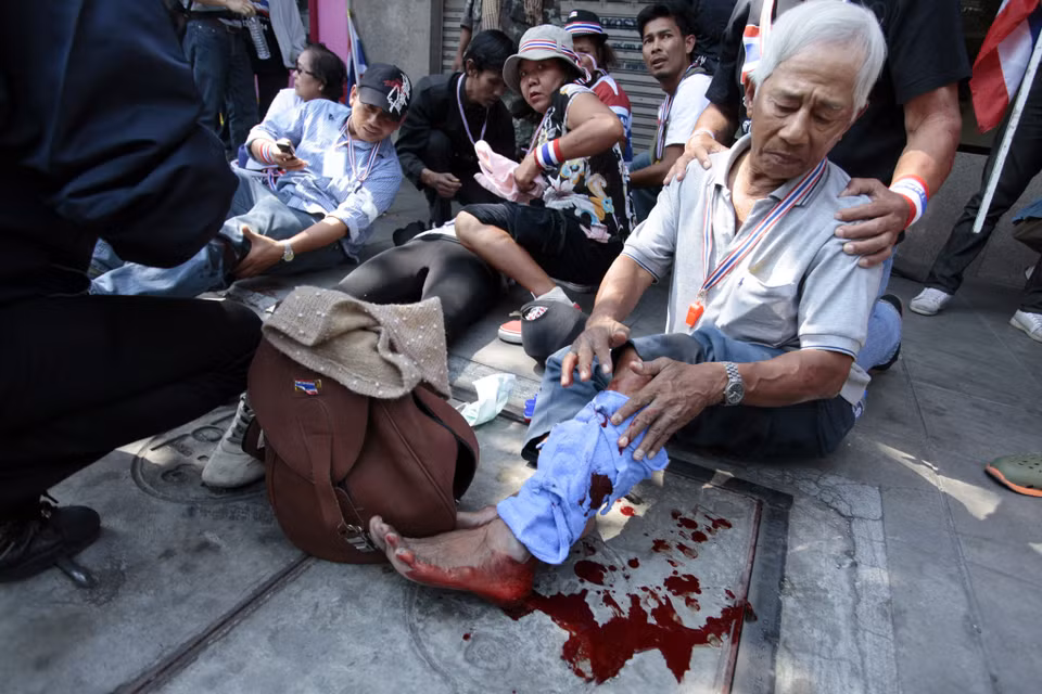 Những người bị thương được chữa trị tại hiện trường vụ nổ bom tại Bangkok ngày 17/1. (Ảnh: AFP/TTXVN)