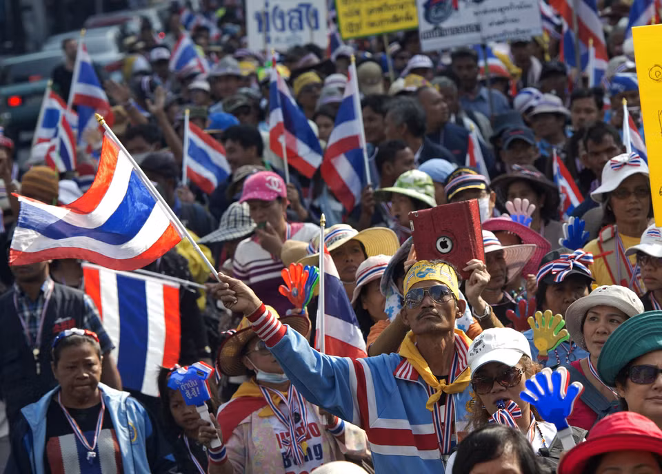 Người biểu tình chống Chính phủ tại Bangkok ngày 17/1. (Ảnh: AFP/TTXVN)