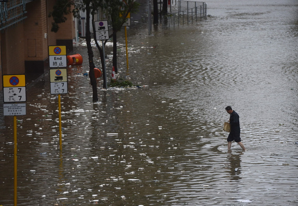 Cảnh ngập lụt do mưa lớn sau khi bão Hato quét qua Hong Kong, Trung Quốc ngày 23/8. (Nguồn: AFP/TTXVN)