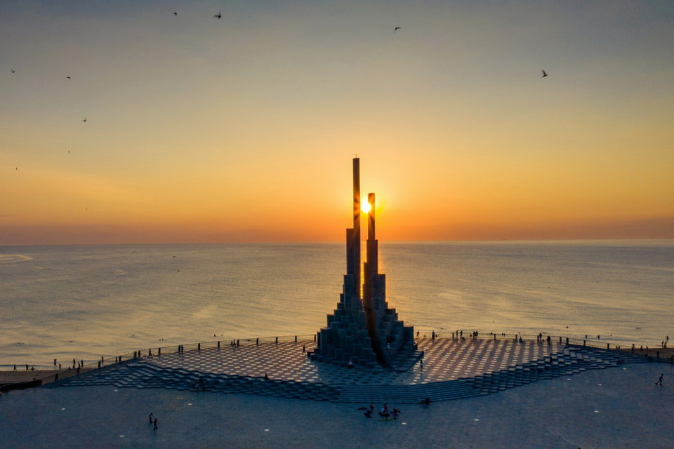 Tháp Nghinh Phong bờ biển thành phố Tuy Hòa, Phú Yên. (Ảnh: Châu Đạo Cường/TTXVN phát)