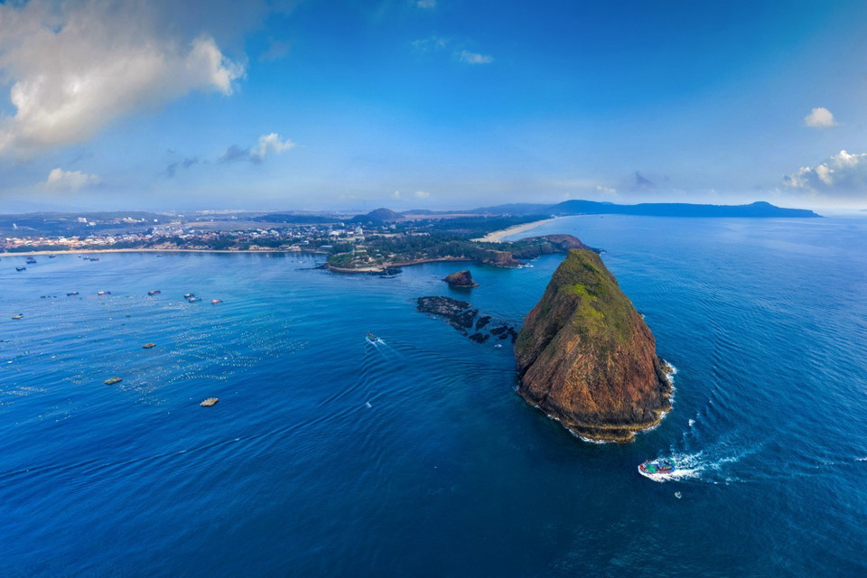 Thắng cảnh quốc gia Hòn Yến, huyện Tuy An, Phú Yên. (Ảnh: Châu Đạo Cường/TTXVN phát)