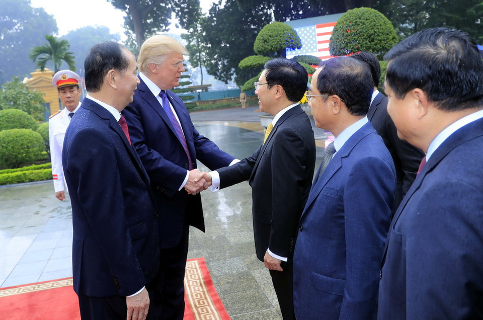 Chủ tịch nước Trần Đại Quang và Tổng thống Hoa Kỳ Donald Trump với các thành viên đoàn cấp cao Việt Nam tham dự Lễ đón chính thức. (Ảnh: Nhan Sáng/TTXVN)