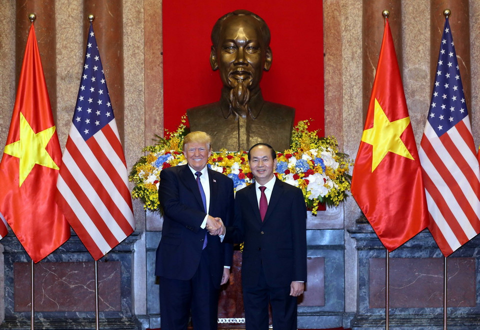 Chủ tịch nước Trần Đại Quang đón Tổng thống Hoa Kỳ Donald Trump. (Ảnh: Nhan Sáng/TTXVN)