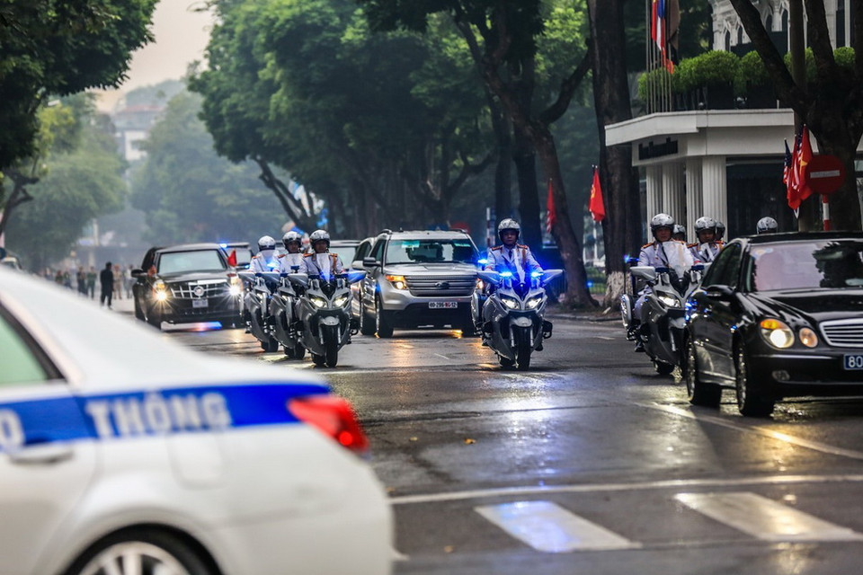 Đoàn xe chở Tổng thống Hoa Kỳ Donald Trump rời khách sạn Metropole, di chuyển trên phố Ngô Quyền. (Ảnh: Trọng Đạt/TTXVN)