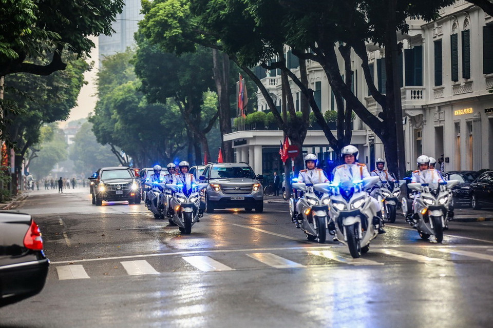 Đoàn xe chở Tổng thống Hoa Kỳ Donald Trump rời khách sạn Metropole, di chuyển trên phố Ngô Quyền. (Ảnh: Trọng Đạt/TTXVN)