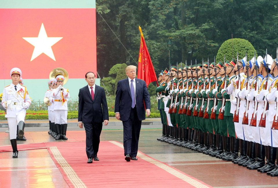Chủ tịch nước Trần Đại Quang và Tổng thống Hoa Kỳ Donald Trump duyệt Đội danh dự Quân đội nhân dân Việt Nam tại Lễ đón chính thức. (Ảnh: Nhan Sáng/TTXVN)