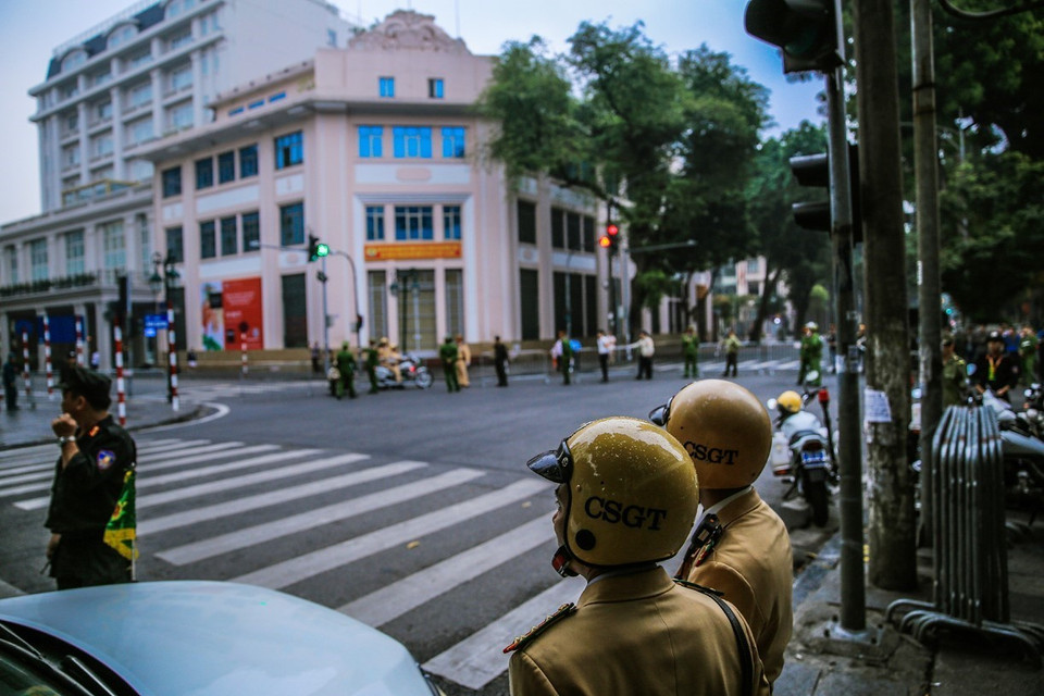 Lực lượng an ninh tổ chức chốt chặn đảm bảo an ninh cho đoàn xe của Tổng thống Hoa Kỳ Donald Trump di chuyển tại ngã tư Ngô Quyền - Tràng Tiền. (Ảnh: Trọng Đạt/TTXVN)