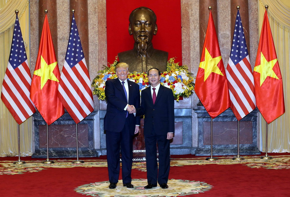 Chủ tịch nước Trần Đại Quang đón Tổng thống Hoa Kỳ Donald Trump. (Ảnh: Nhan Sáng/TTXVN)