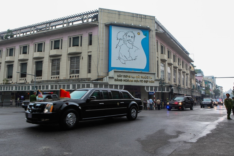 Xe chở Tổng thống Hoa Kỳ Donald Trump di chuyển qua ngã tư Tràng Tiền - Hàng Khay. (Ảnh: Quý Chung/TTXVN)