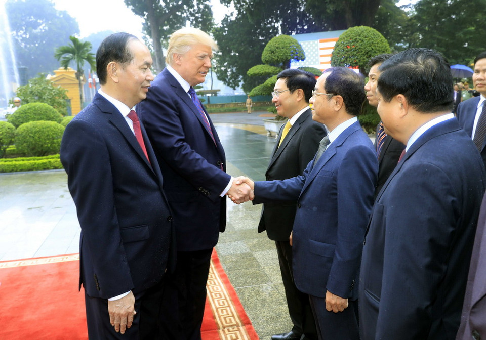 Chủ tịch nước Trần Đại Quang và Tổng thống Hoa Kỳ Donald Trump với các thành viên đoàn cấp cao Việt Nam tham dự Lễ đón chính thức. (Ảnh: Nhan Sáng/TTXVN)