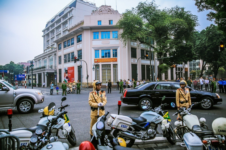 Lực lượng an ninh tổ chức chốt chặn đảm bảo an ninh cho đoàn xe của Tổng thống Hoa Kỳ Donald Trump di chuyển tại ngã tư Ngô Quyền - Tràng Tiền. (Ảnh: Trọng Đạt/TTXVN)