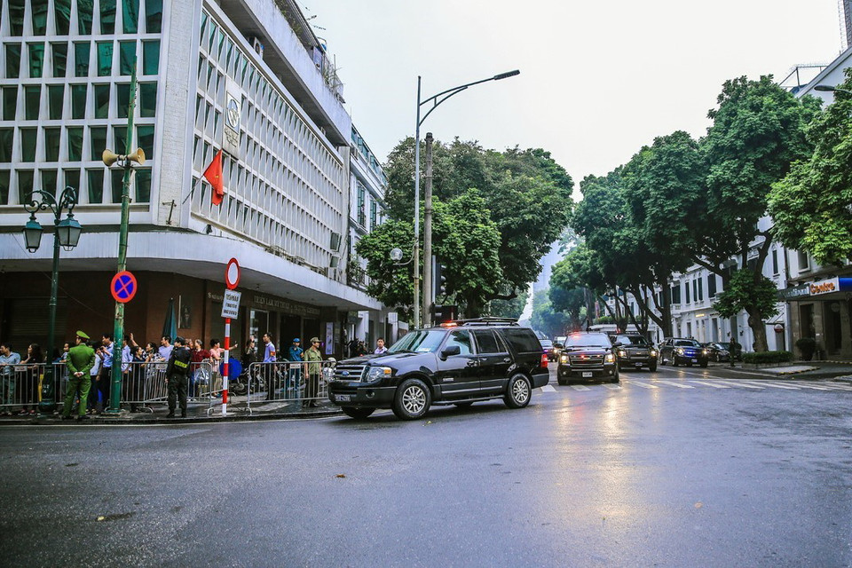 Đoàn xe chở Tổng thống Hoa Kỳ Donald Trump rời khách sạn Metropole, di chuyển trên phố Ngô Quyền. (Ảnh: Trọng Đạt​/TTXVN)